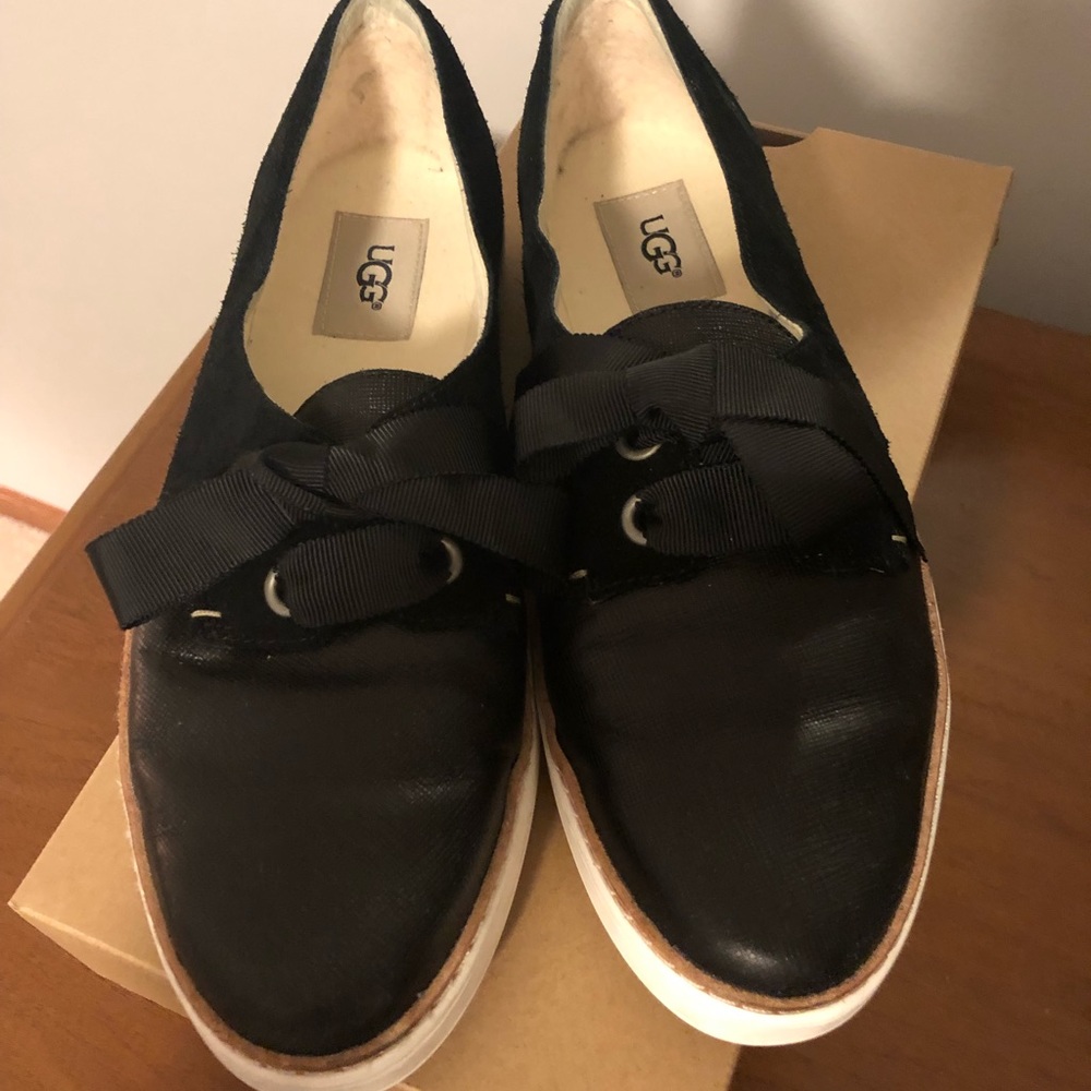 UGG WOMENS CARILYN  leather suede flats 9.5